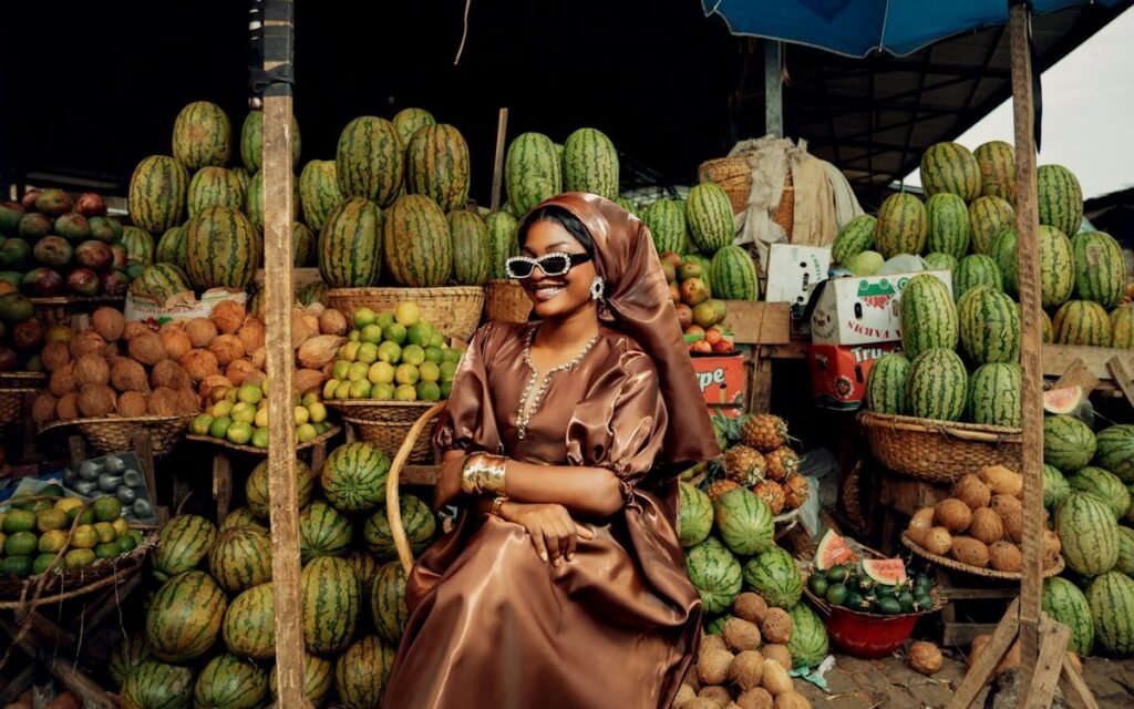 Vendeuse en tenue traditionnelle au milieu des fruits