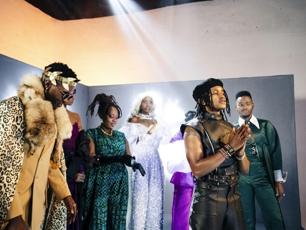 Groupe de mannequins en tenues africaines